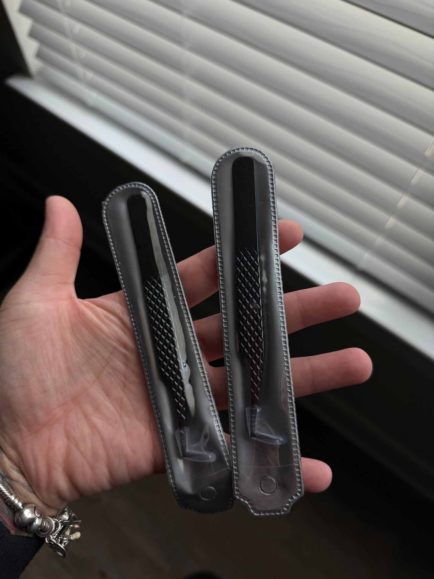 Muse gripper tweezers